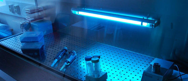 Τεχνολογία  φωτός με ακτίνες UVC για αποστείρωση απο ιούς καί βακτήρια.