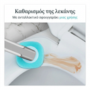 Κοντινή εικόνα καθαρισμού λεκάνης με μπλε σφουγγαράκι μιας χρήσης στερεωμένο στη λαβή πιγκάλ
